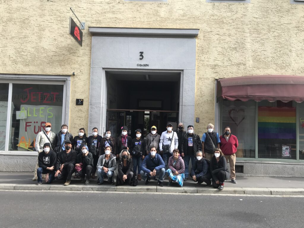 Gruppenbild von Zapatistas und Gastgeber*innen vor dem Gebäude Graben 3