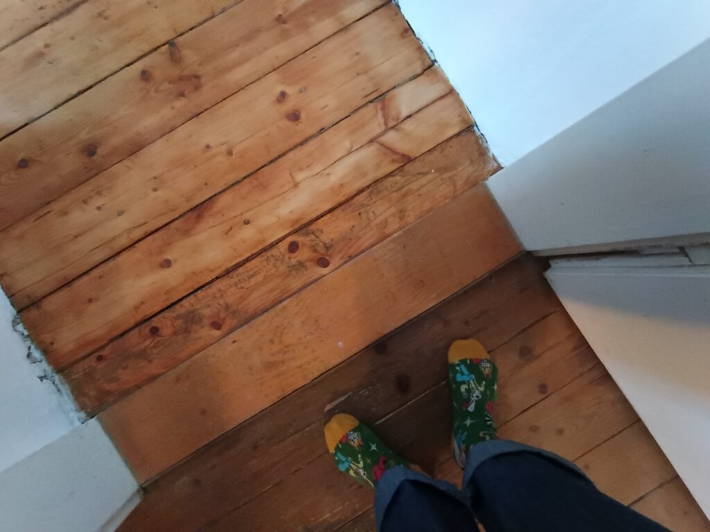 der boden nach dem abschleifen und einlassen, der alte boden mit mit bunten socken
